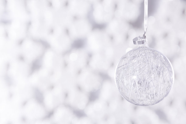 美丽闪亮的球在一个冬天的背景图片下载