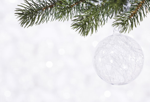 美丽闪亮的球在一个冬天的背景图片下载
