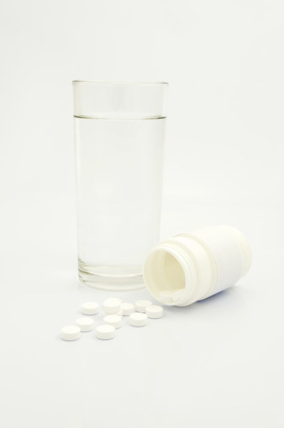 药和一杯水。图片下载