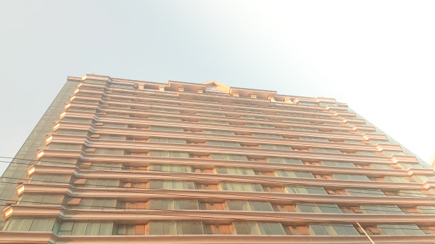 蔚蓝阴云之上的现代玻璃摩天大楼图片下载