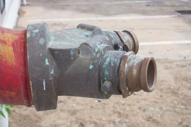 生锈的旧水龙头的照片，图片下载