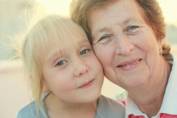 奶奶和孙女图片下载