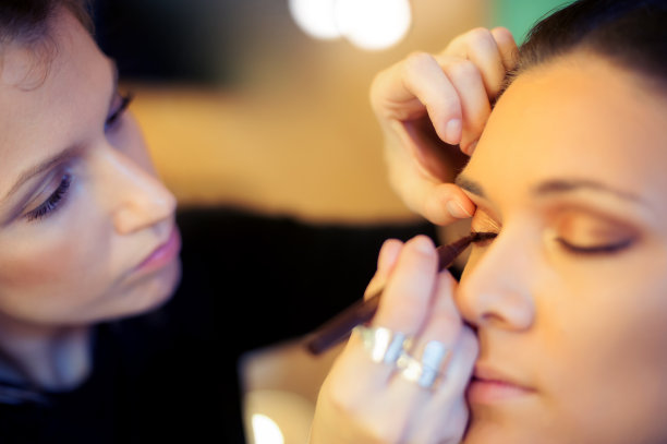 工作中的化妆师图片下载