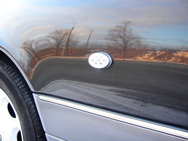 侧翼上的白色小转向灯图片下载