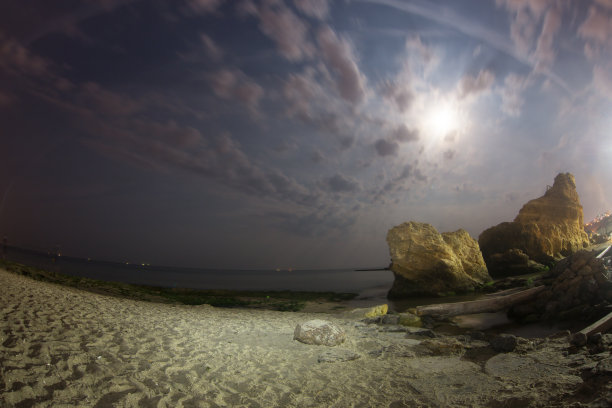 鱼眼-夜晚有月亮和移动的云的海景图片下载