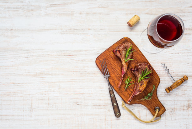 烤羊排配红酒和拷贝空间图片下载