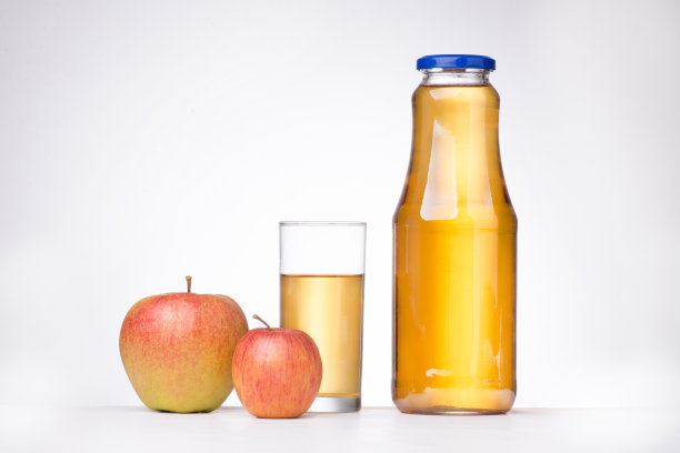 两个苹果和一瓶苹果汁图片下载