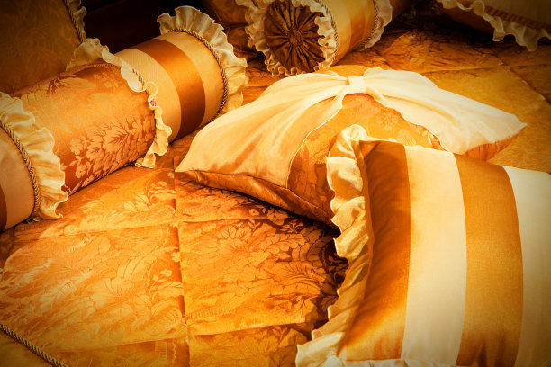 美丽的橙色枕头图片下载