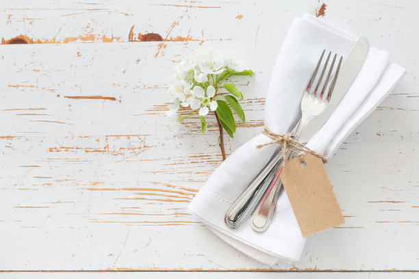 春季餐桌上点缀着白花图片下载