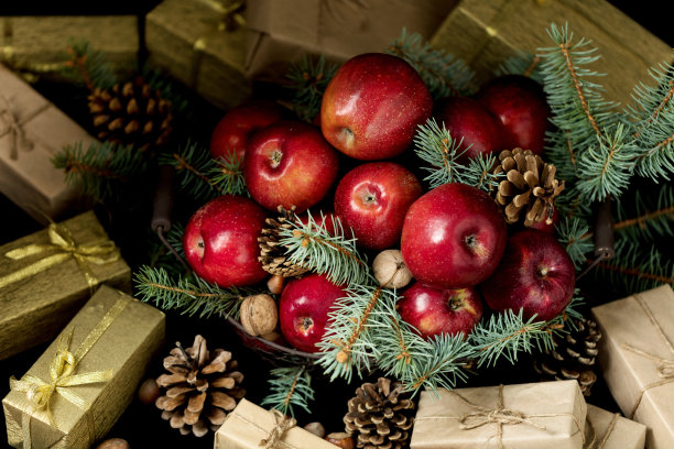 带松果的苹果，带冷杉树枝的篮子里的坚果。图片下载