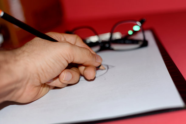 一个面目全非的人在纸上写字图片下载