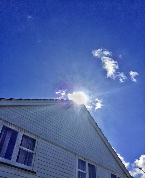 天窗在蓝天中闪烁图片下载