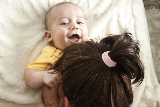 妈妈和她微笑的宝宝玩图片下载