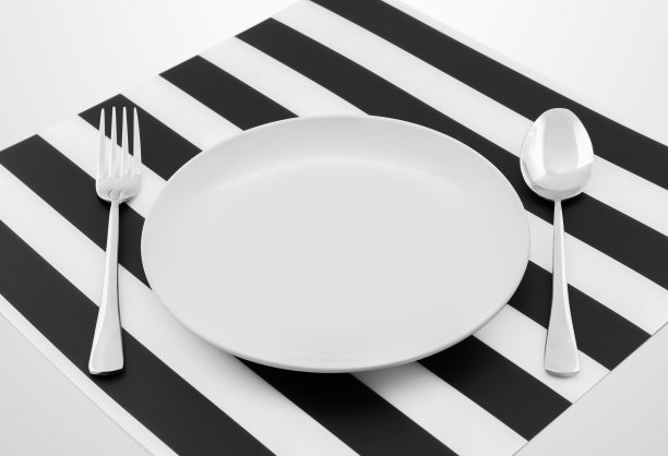 餐桌上用勺子和叉子盛的盘子图片下载