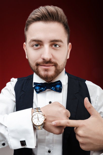 有胡子的年轻人的肖像展示给观众看图片下载