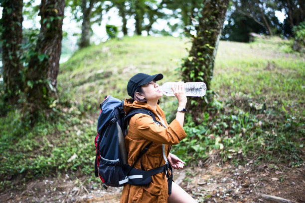 徒步妇女休息喝水图片下载