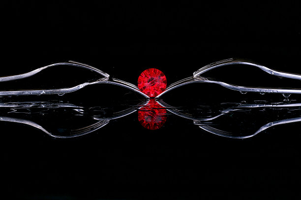 用叉子和红石创造的幻想和反思图片下载