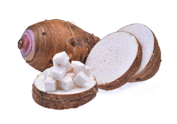 新鲜的芋头块和片孤立在白色的背景图片下载