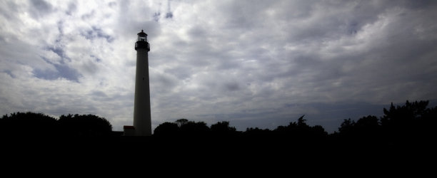 灯塔与云彩的剪影图片下载