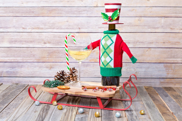 一杯白葡萄酒，点缀着五颜六色的节日装饰图片下载