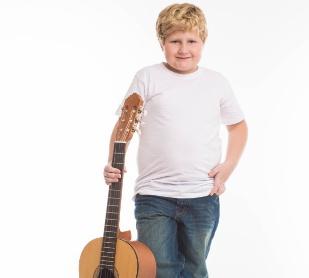 带着吉他的小男孩画室肖像图片下载