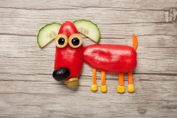 木制背景上的红辣椒狗图片下载