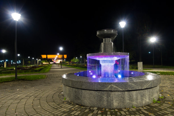 Vrnjacka banja公园，夜间喷泉图片下载