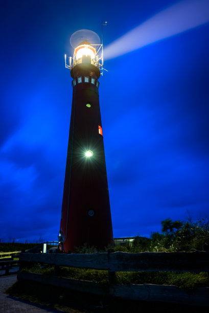 晚上的施尔蒙尼克格灯塔图片下载