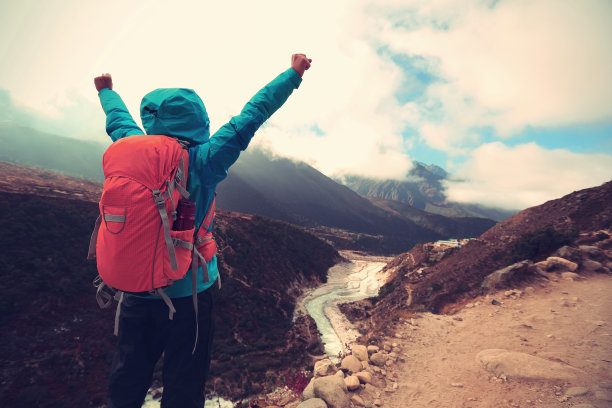 在喜马拉雅山徒步旅行的女背包客素材图片