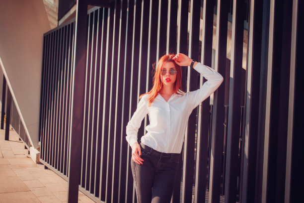 时尚红发年轻女子图片下载