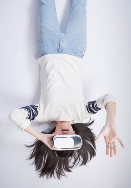 佩戴虚拟现实头盔的女性图片下载