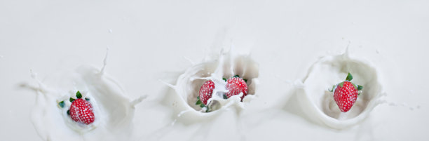 膨大的草莓和牛奶图片下载