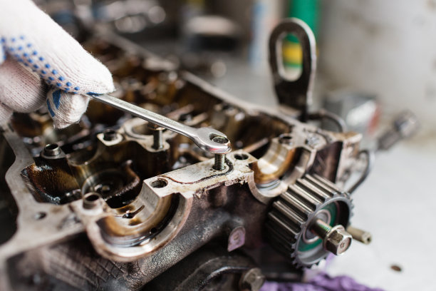 修理发动机时，机械师用扳手拧紧螺母图片下载