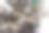 修理发动机时，机械师用扳手拧紧螺母图片下载