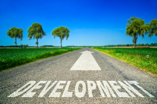 发展字涂在柏油路上图片下载