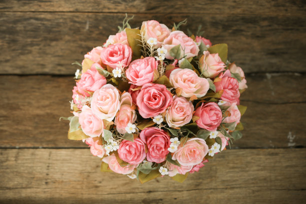 塑料花与木制背景在复古的图片风格图片下载