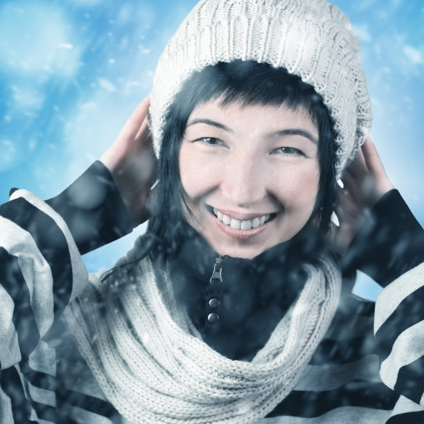 冬天里微笑的女人图片下载