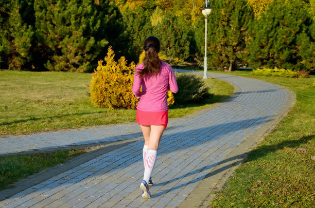 女人在秋天的公园里跑步图片下载