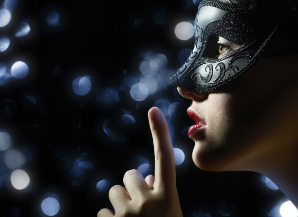 戴着面具要求安静的女人图片下载