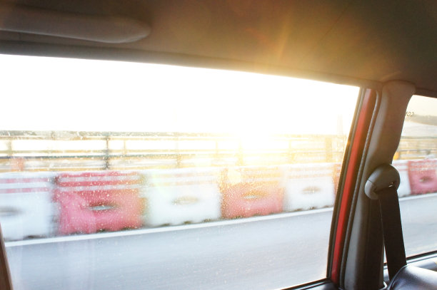 高速公路上的出租车乘客图片下载