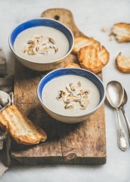 奶油蘑菇汤配烤面包片图片下载