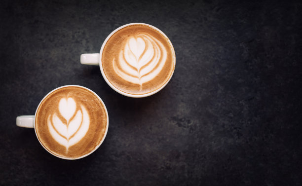 在黑色的乡村背景下喝两杯咖啡图片下载