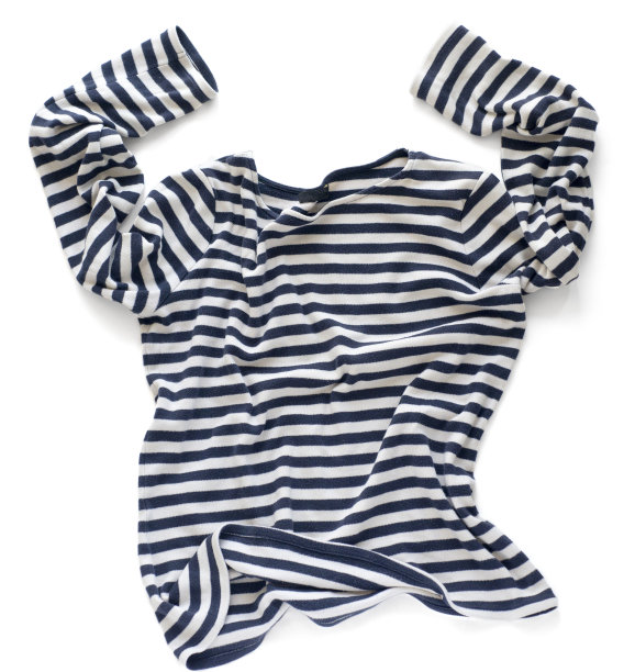 白色背景上的条纹皱巴巴的衬衫。图片下载