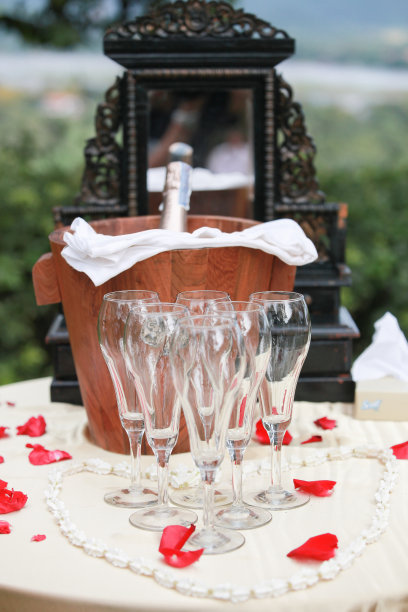 婚礼当天的细节，酒杯在庆祝日图片下载