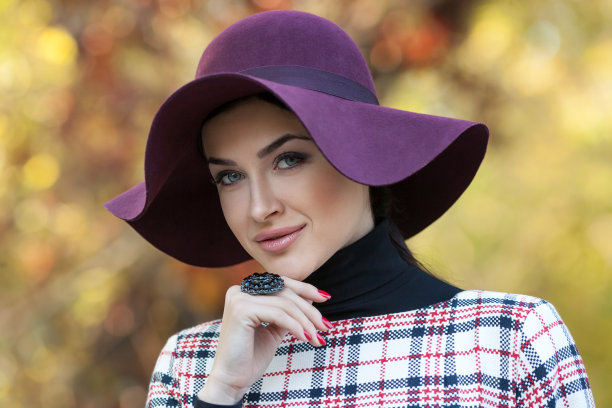 黄叶上美丽女孩的画像。户外图片下载