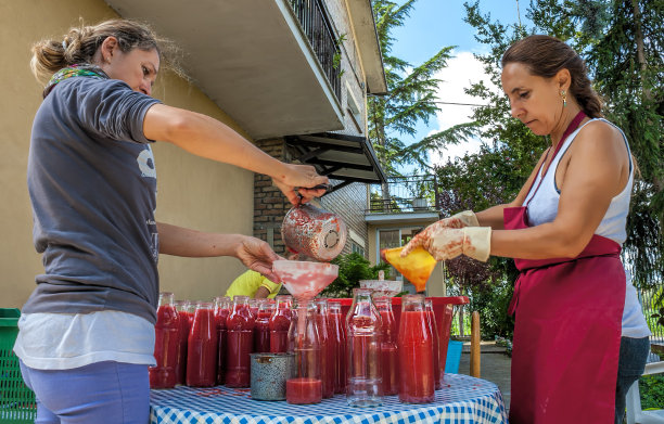 准备瓶装番茄酱。图片下载