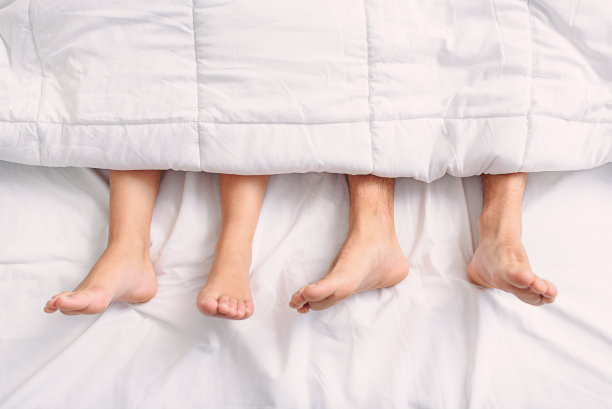 男人和女人在卧室里放松图片下载