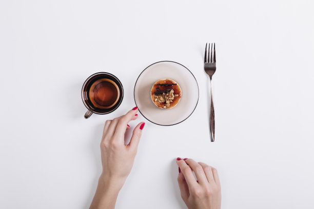 指甲红色的女性手拿蛋糕图片下载