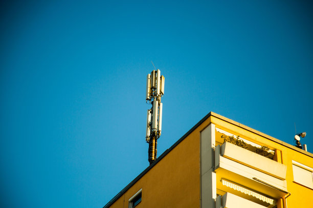 屋顶手机天线，蓝天图片下载