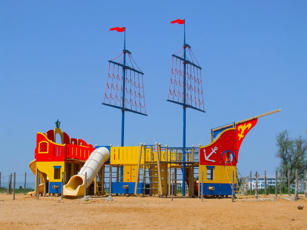 海滩上美丽的塑料船图片下载